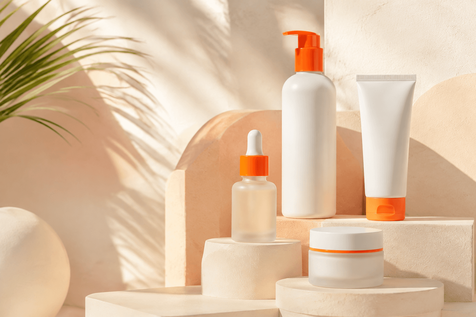Flacons de soins dermocosmétiques sans marque dans un décor lumineux